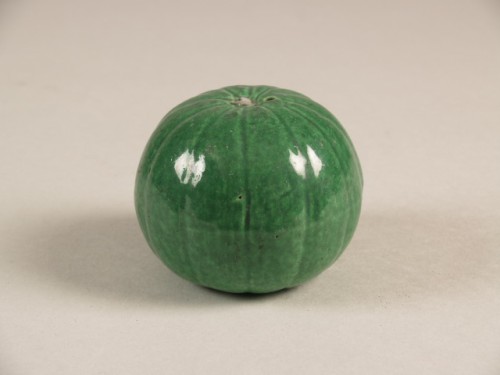 Plastiek, groen geglazuurd, in vorm van ronde vrucht